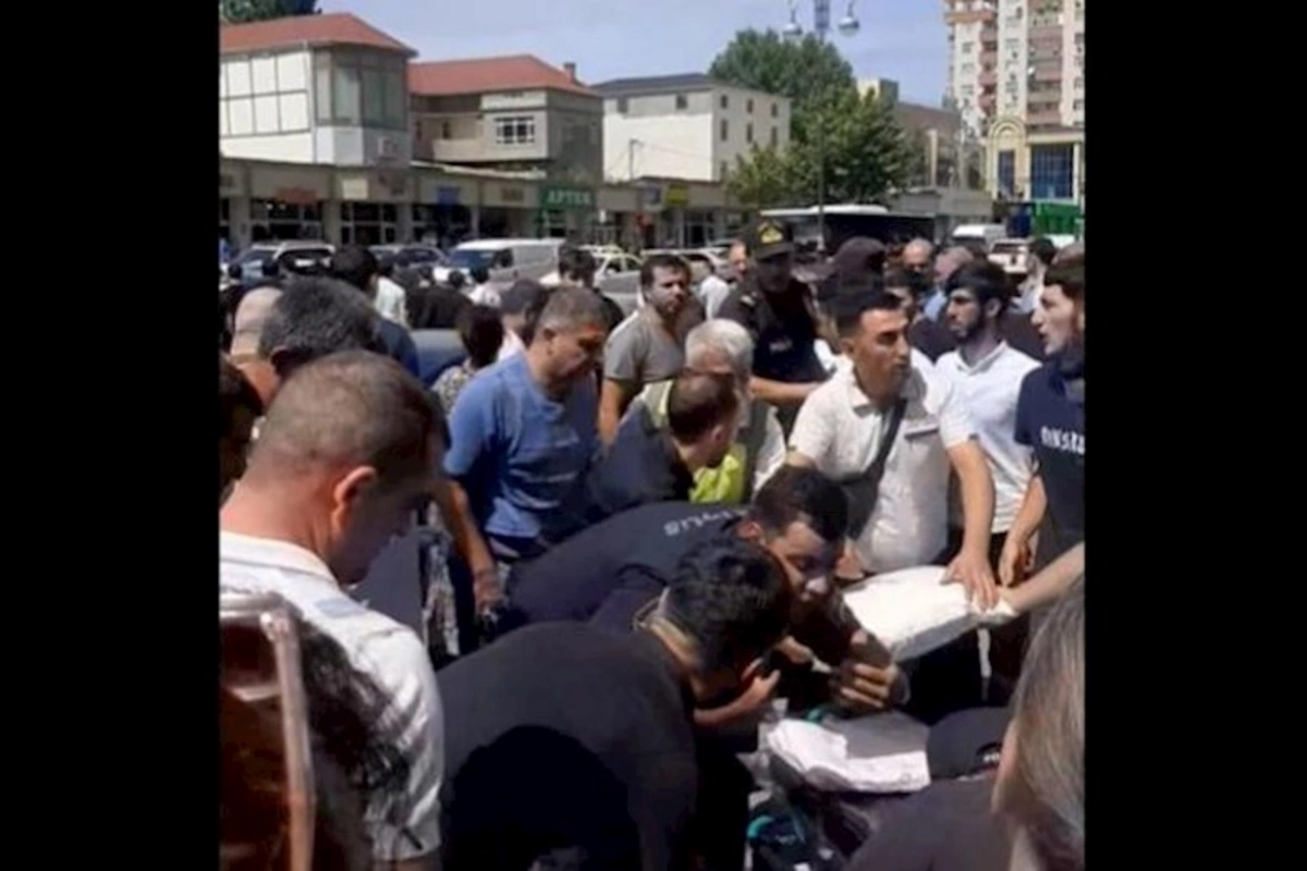 Bakıda DƏHŞƏT: Qadın küçədə bıçaqlandı — VİDEO