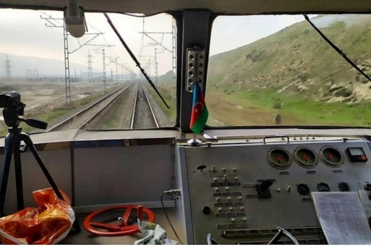 Elektovozla maşın toqquşdu: Ölən və yaralanan var