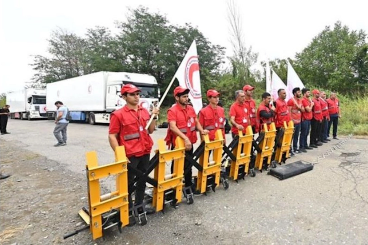 Yardım aparan TIR-lar Ağdam-Xankəndi yolunda gözləyir
