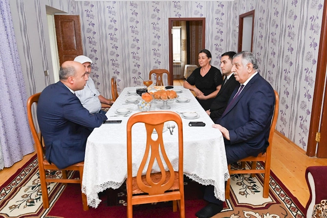 Nazir imtahanda yüksəl bal yığan şəhid anası ilə görüşdü — FOTOLAR