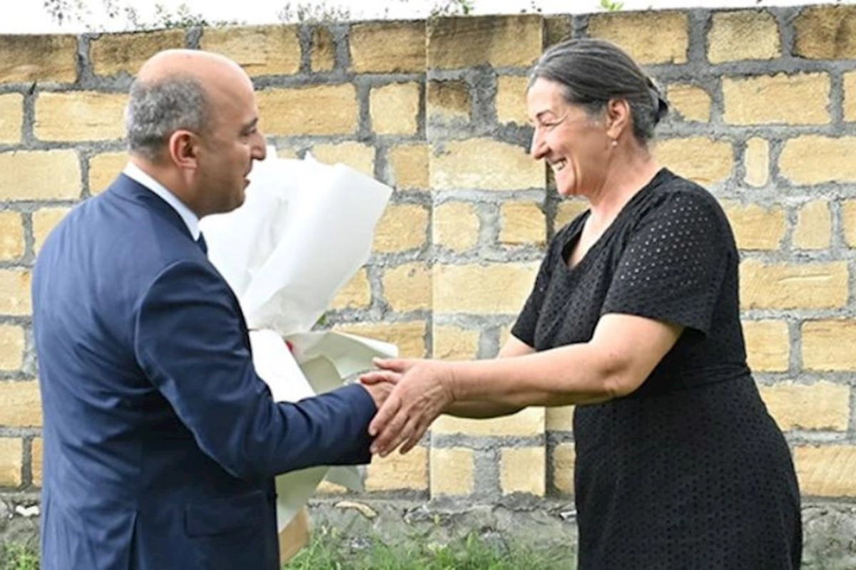 Nazir imtahanda yüksəl bal yığan şəhid anası ilə görüşdü — FOTOLAR