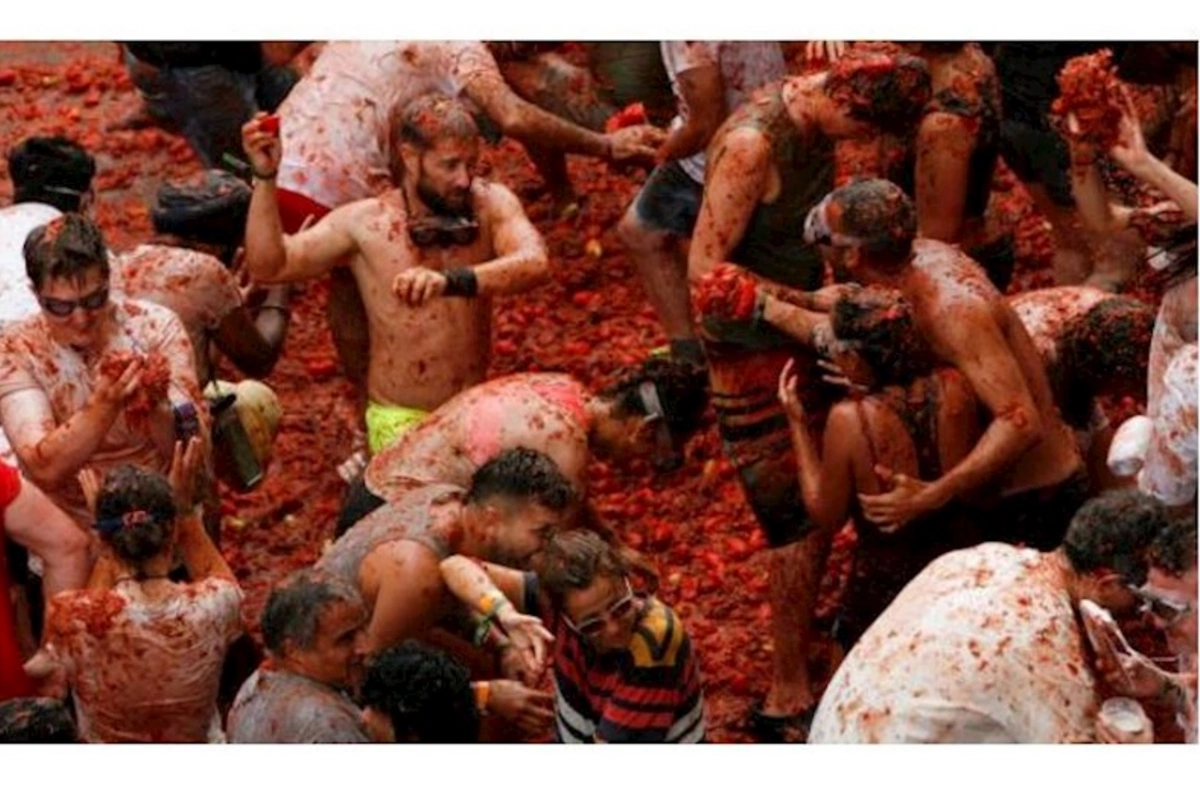 İspaniyada keçirilən festivalda 120 ton pomidor yararsız hala düşdü