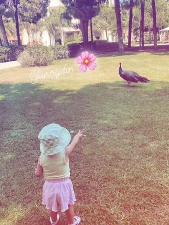 Tanınmış aktrisa ilk dəfə qızının fotosunu paylaşdı — FOTOLAR Tanınmış aktrisa ilk dəfə qızının fotosunu paylaşdı — FOTOLAR
