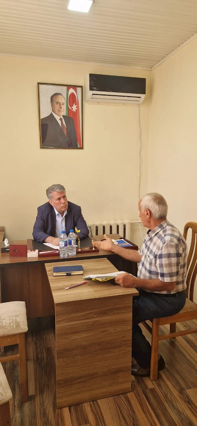 Komitə sədri sakinlərin problemlərini dinlədi — FOTO Komitə sədri sakinlərin problemlərini dinlədi — FOTO