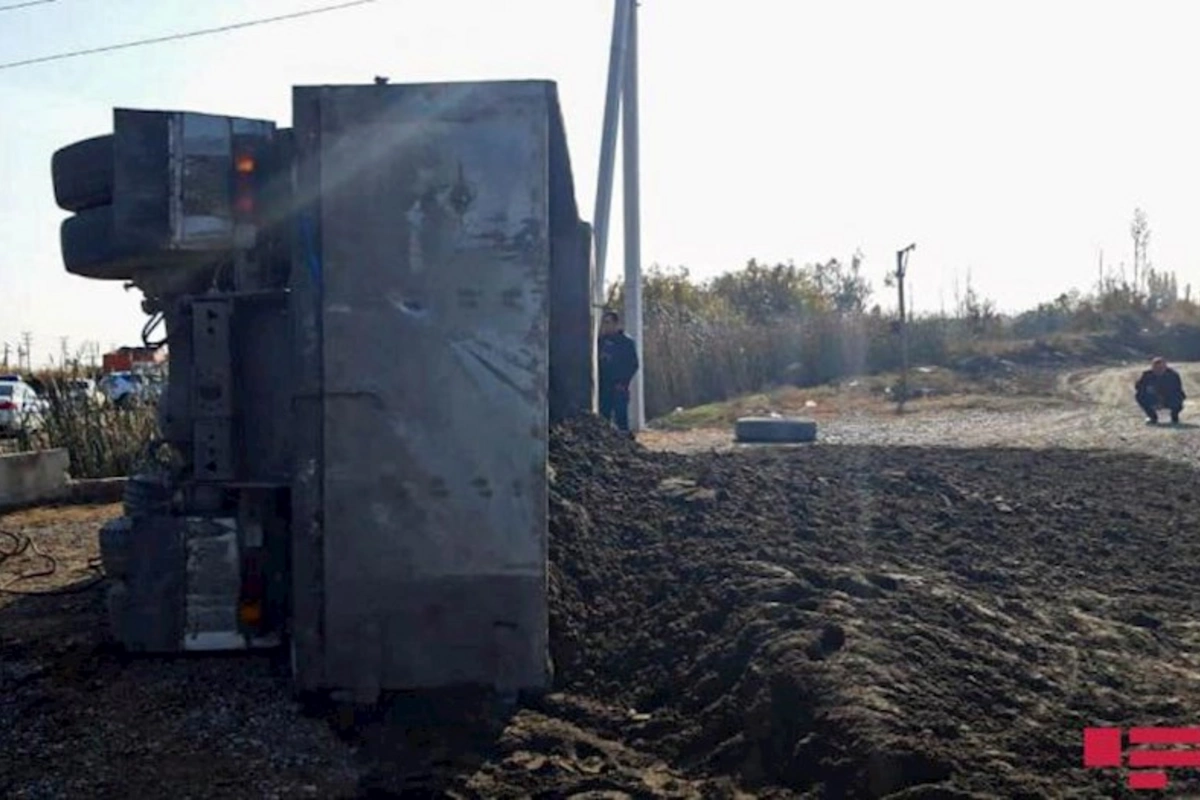 Qubada KamAZ aşıb, ölən və xəsarət alanlar var