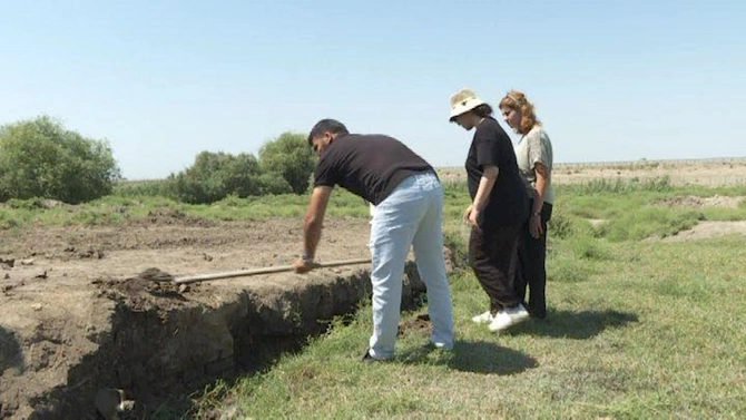 Salyanda orta əsrlərə aid məişət əşyaları aşkarlandı — FOTOLAR Salyanda orta əsrlərə aid məişət əşyaları aşkarlandı — FOTOLAR