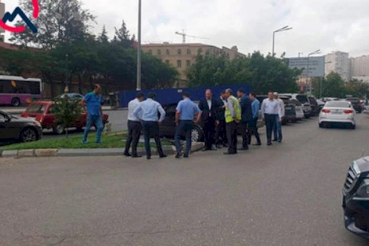 Xəstəxananın qarşısında qəza: Yaralılar var