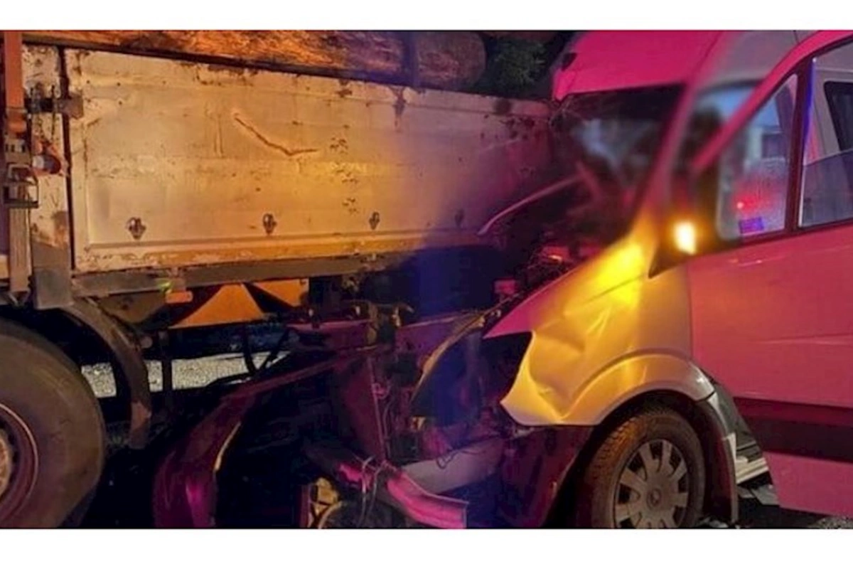 Türkiyədə mikroavtobus yük maşınına çırpıldı: 1 ölü, 20 yaralı