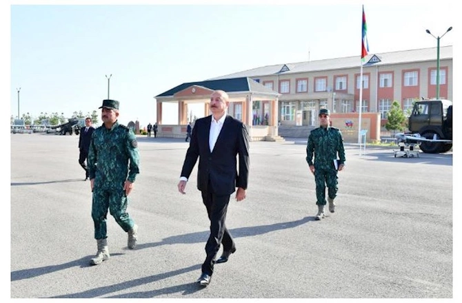 Prezident “Qazax” Əlahiddə Sərhəd Diviziyasının qarnizon kompleksində — FOTO Prezident “Qazax” Əlahiddə Sərhəd Diviziyasının qarnizon kompleksində — FOTO