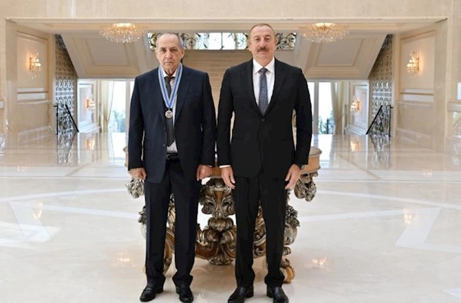 Prezident Rasim Balayevə “İstiqlal” ordenini təqdim etdi — YENİLƏNİB Prezident Rasim Balayevə “İstiqlal” ordenini təqdim etdi — YENİLƏNİB