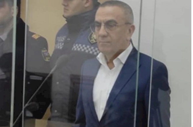 Layihə hazırlayan, şeir yazan, namaza başlayan kim ... — Məmurların “içəri”dəki həyatı