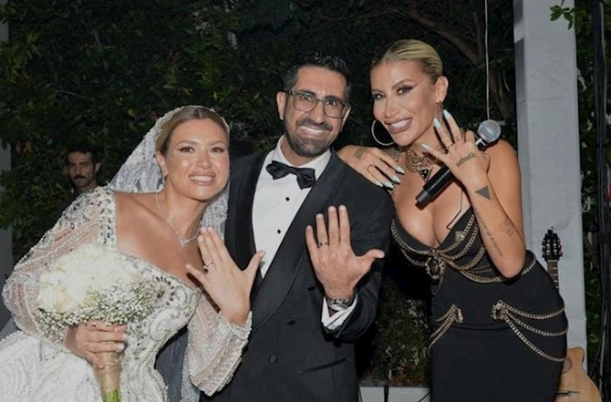 Məşhur müğənniyə getdiyi toyda üzük hədiyyə etdilər — FOTO