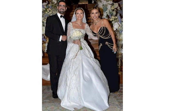 Məşhur müğənniyə getdiyi toyda üzük hədiyyə etdilər — FOTO