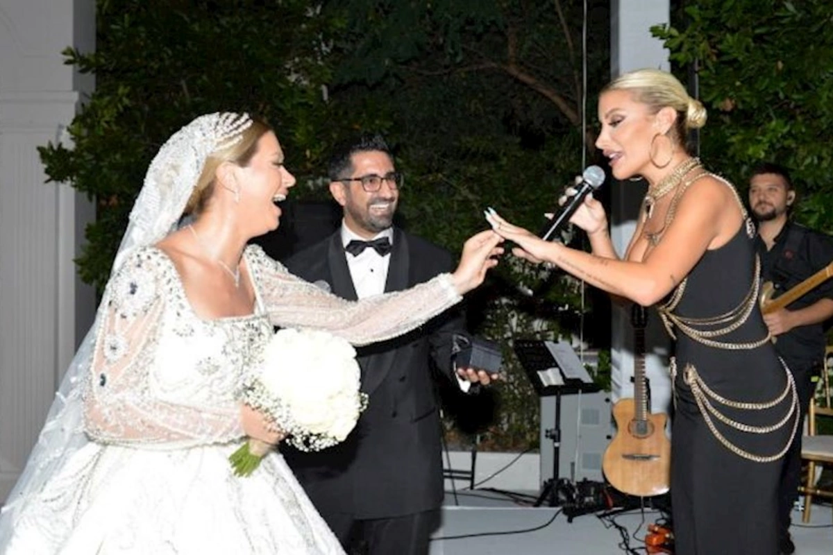 Məşhur müğənniyə getdiyi toyda üzük hədiyyə etdilər — FOTO