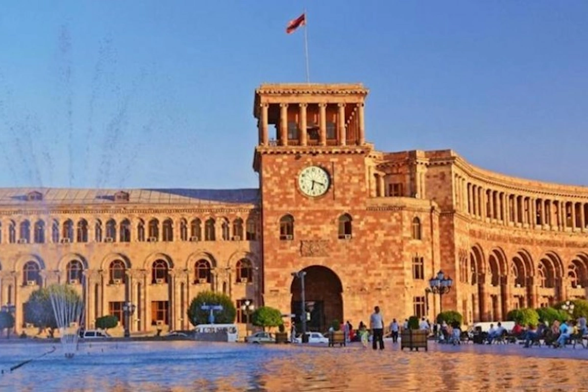 İrəvanda vətəndaş körpüyə çıxdı —  Laçın dəhlizi açılmasa özümü yerə atacam (FOTO)