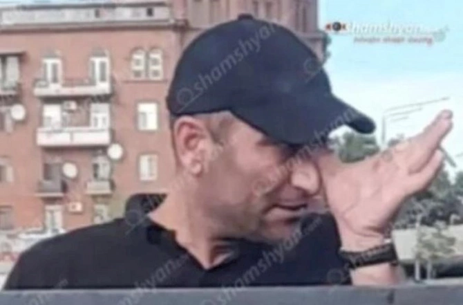 İrəvanda vətəndaş körpüyə çıxdı —  Laçın dəhlizi açılmasa özümü yerə atacam (FOTO)