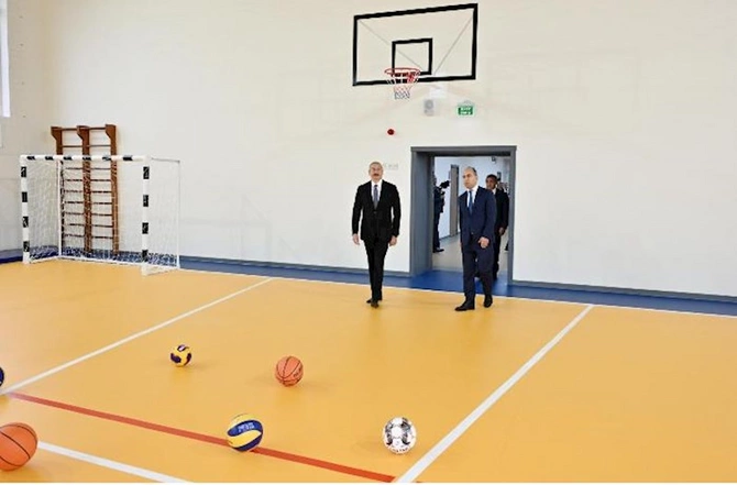 Prezident Xırdalanda yeni məktəbin açılışında — FOTOLAR Prezident Xırdalanda yeni məktəbin açılışında — FOTOLAR