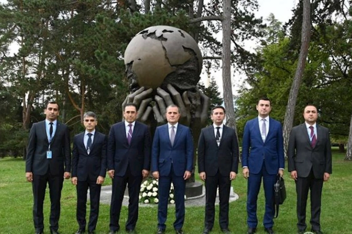 Ceyhun Bayramov “Düşüncələr və Arzular” heykəlini ziyarət etdi