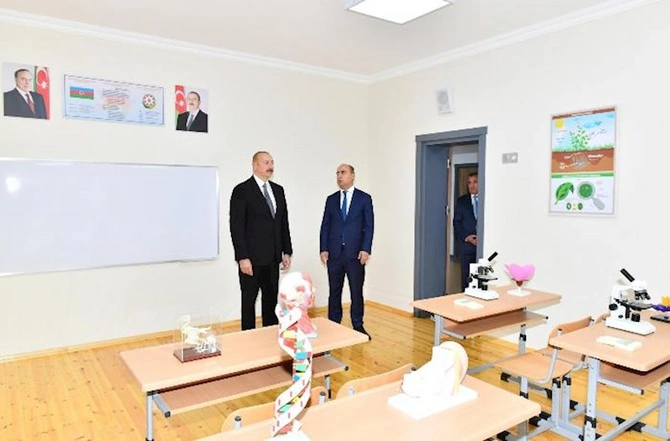 Prezident Xırdalanda yeni məktəbin açılışında — FOTOLAR Prezident Xırdalanda yeni məktəbin açılışında — FOTOLAR