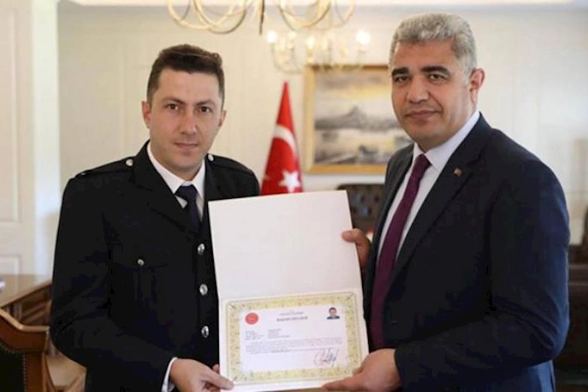 Azərbaycan bayrağını öpən polis mükafatlandırıldı — VİDEO