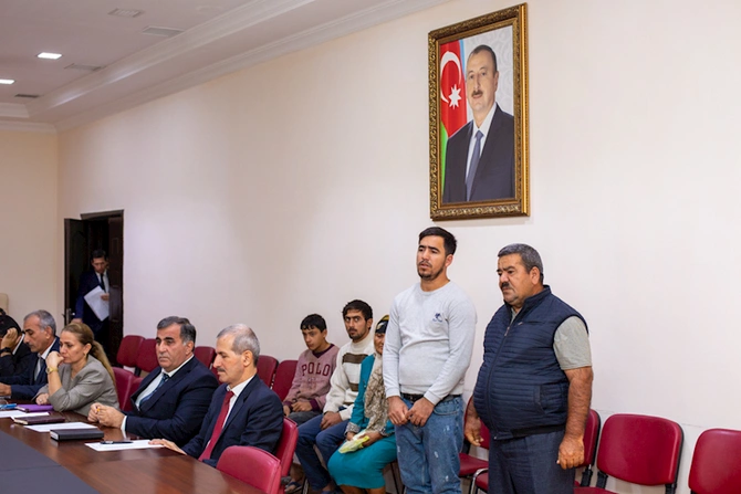 Salyan RİH başçısı vətəndaşları qəbul etdi — FOTOLAR Salyan RİH başçısı vətəndaşları qəbul etdi — FOTOLAR
