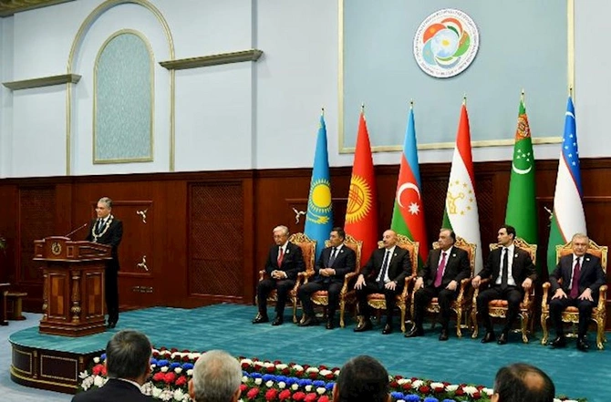 İlham Əliyev Qurbanqulu Berdiməhəmmədovun təltifolunma mərasimində — FOTOLAR