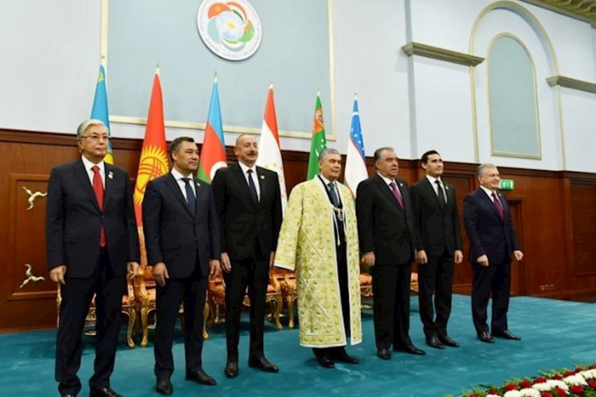 İlham Əliyev Qurbanqulu Berdiməhəmmədovun təltifolunma mərasimində — FOTOLAR