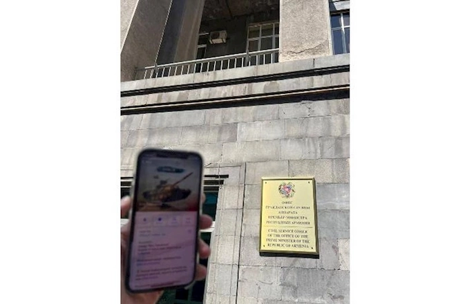 Bu foto erməniləri QORXUYA SALDI — Müdafiə Nazirliyinin qarşısında... Bu foto erməniləri QORXUYA SALDI — Müdafiə Nazirliyinin qarşısında...