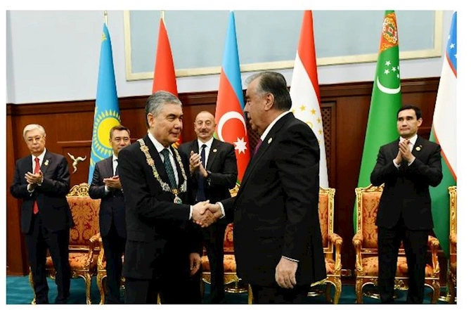 İlham Əliyev Qurbanqulu Berdiməhəmmədovun təltifolunma mərasimində — FOTOLAR