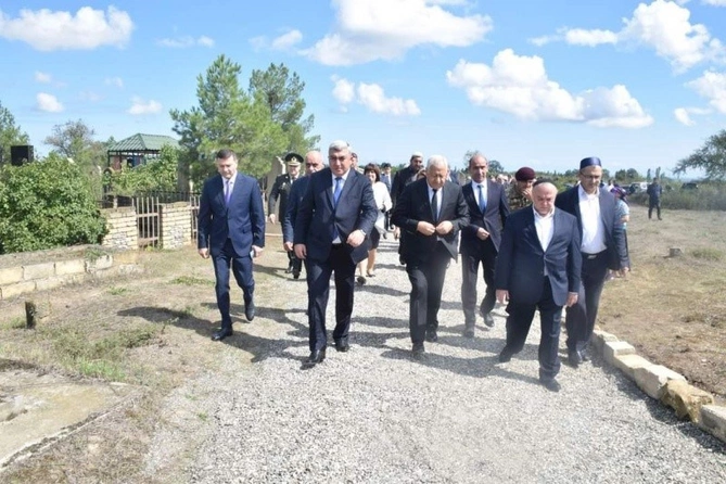 İcra başçısı və deputat şəhid məzarını ziyarət edib, il mərasiminə qatılıblar — FOTOLAR