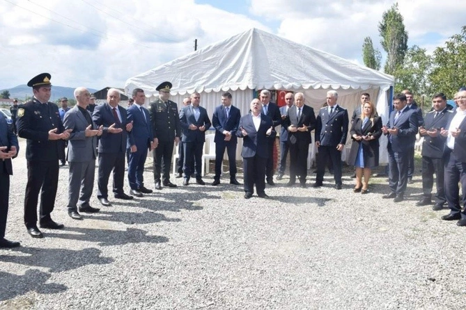 İcra başçısı və deputat şəhid məzarını ziyarət edib, il mərasiminə qatılıblar — FOTOLAR