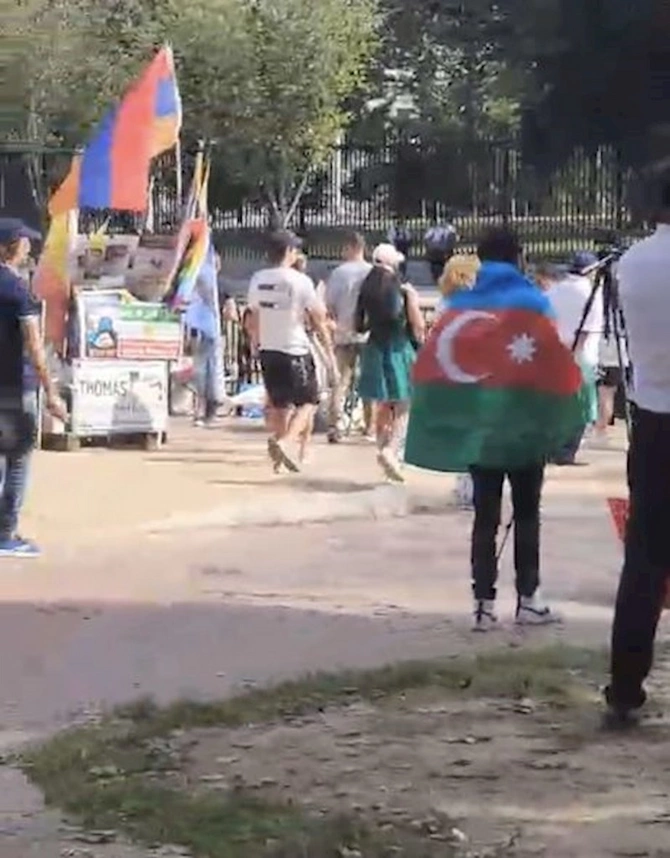 Vaşinqtonda Qubad İbadoğluna dəstək aksiyasında Ermənistan bayrağı qaldırıldı — FOTOLAR