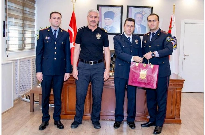 Vilayət Eyvazov bayrağımıza etimad göstərən türk polisi TƏLTİF ETDİ Vilayət Eyvazov bayrağımıza etimad göstərən türk polisi TƏLTİF ETDİ