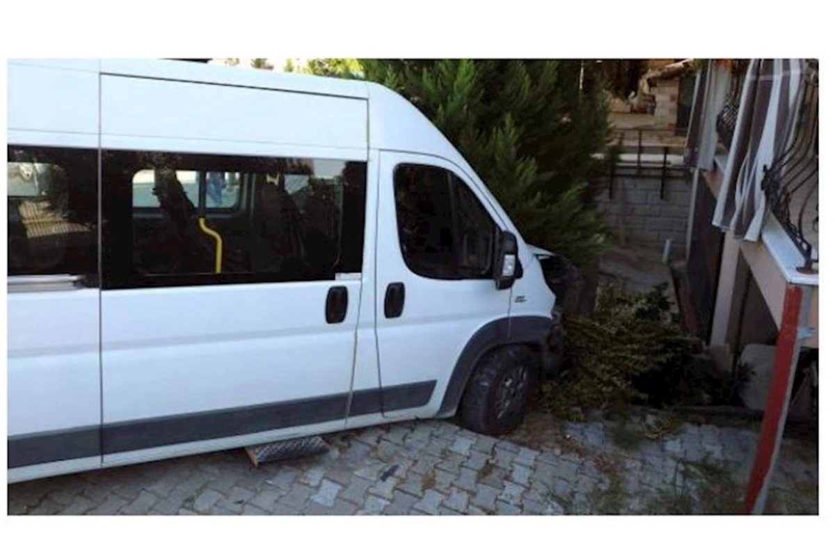 Məktəbliləri daşıyan avtobus avtomobillə toqquşdu: 14 yaralı