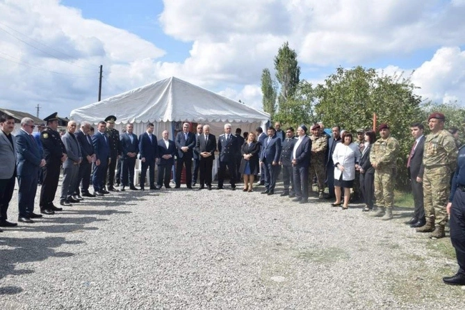 İcra başçısı və deputat şəhid məzarını ziyarət edib, il mərasiminə qatılıblar — FOTOLAR