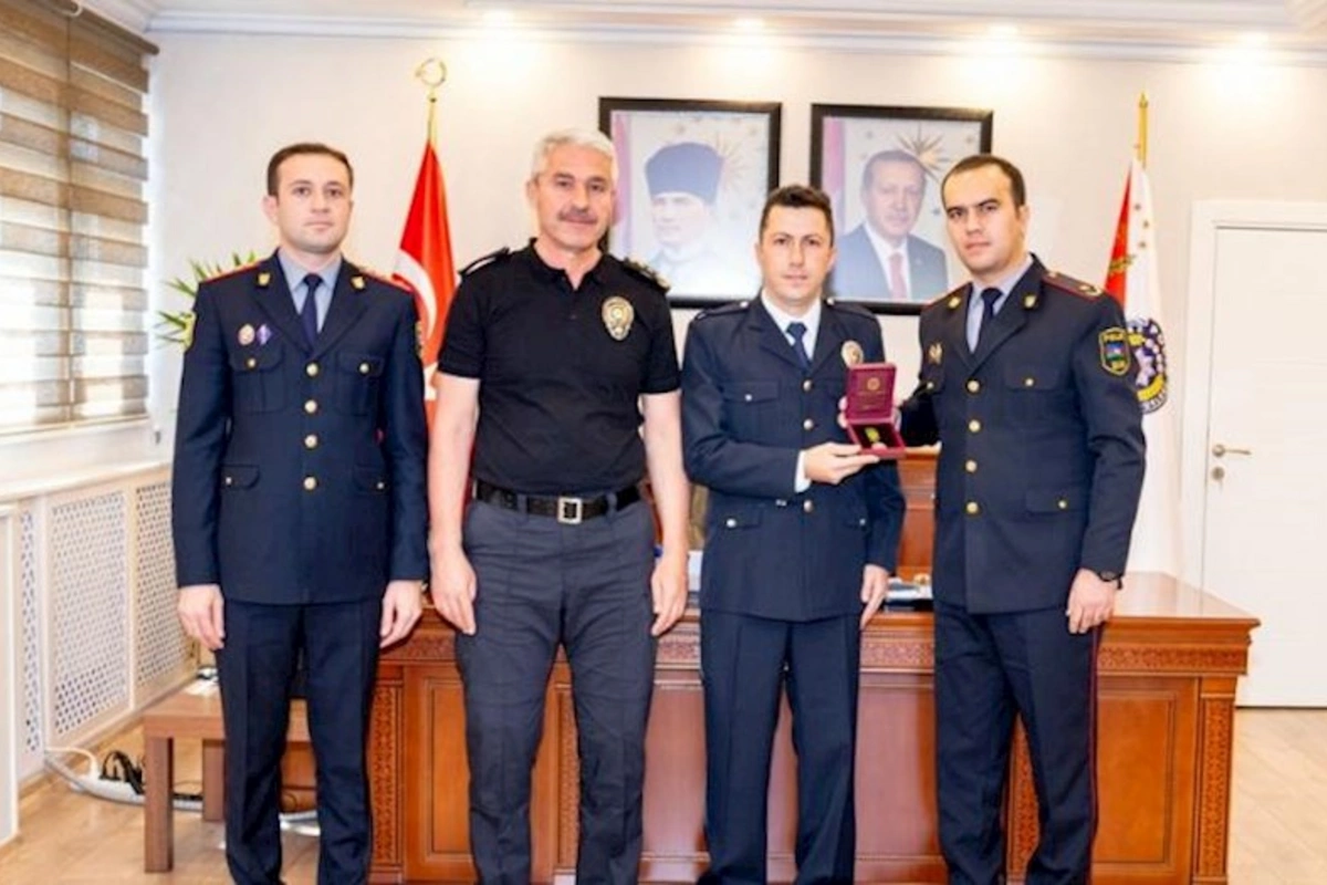 Vilayət Eyvazov bayrağımıza etimad göstərən türk polisi TƏLTİF ETDİ