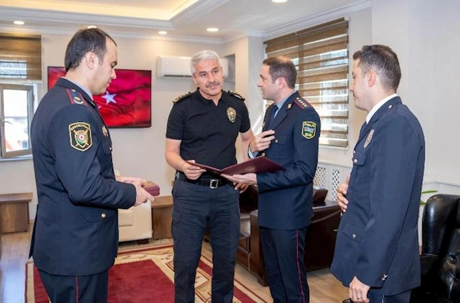 Vilayət Eyvazov bayrağımıza etimad göstərən türk polisi TƏLTİF ETDİ Vilayət Eyvazov bayrağımıza etimad göstərən türk polisi TƏLTİF ETDİ