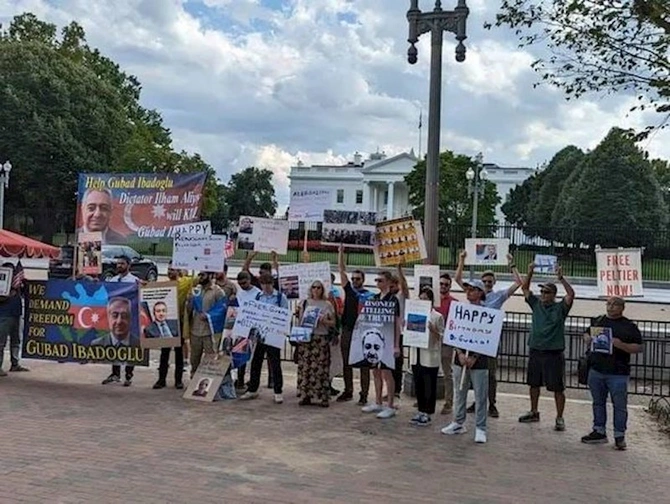 Vaşinqtonda Qubad İbadoğluna dəstək aksiyasında Ermənistan bayrağı qaldırıldı — FOTOLAR