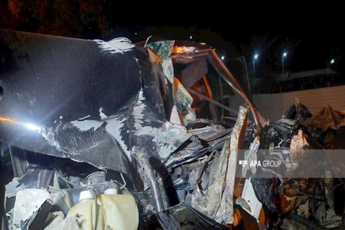 Hacıqabulda minik avtomobili TIR-la toqquşub, iki nəfər ölüb
