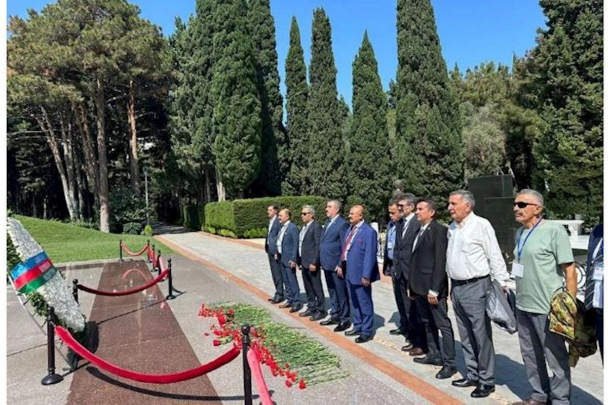İstanbul Türkiyə-Azərbaycan Dayanışma və Kültür Dərnəyinin üzvləri Fəxri Xiyabanda olublar — FOTOLAR