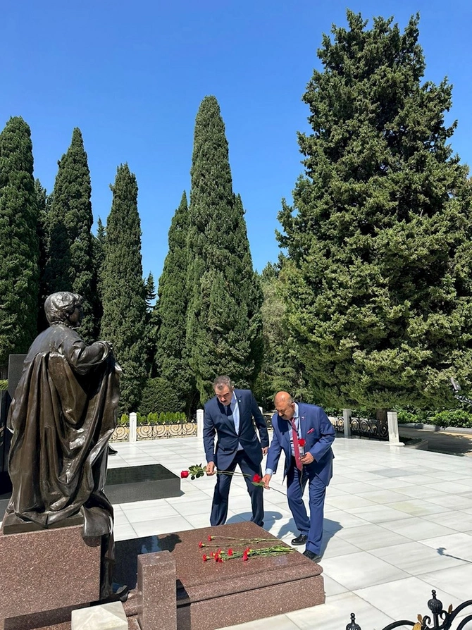 İstanbul Türkiyə-Azərbaycan Dayanışma və Kültür Dərnəyinin üzvləri Fəxri Xiyabanda olublar — FOTOLAR
