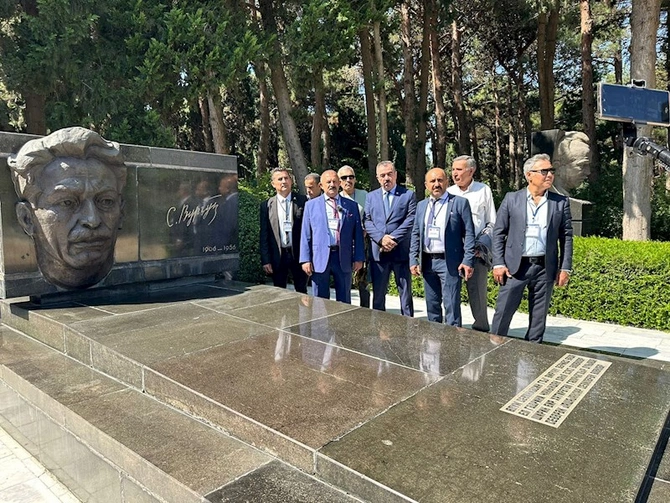 İstanbul Türkiyə-Azərbaycan Dayanışma və Kültür Dərnəyinin üzvləri Fəxri Xiyabanda olublar — FOTOLAR