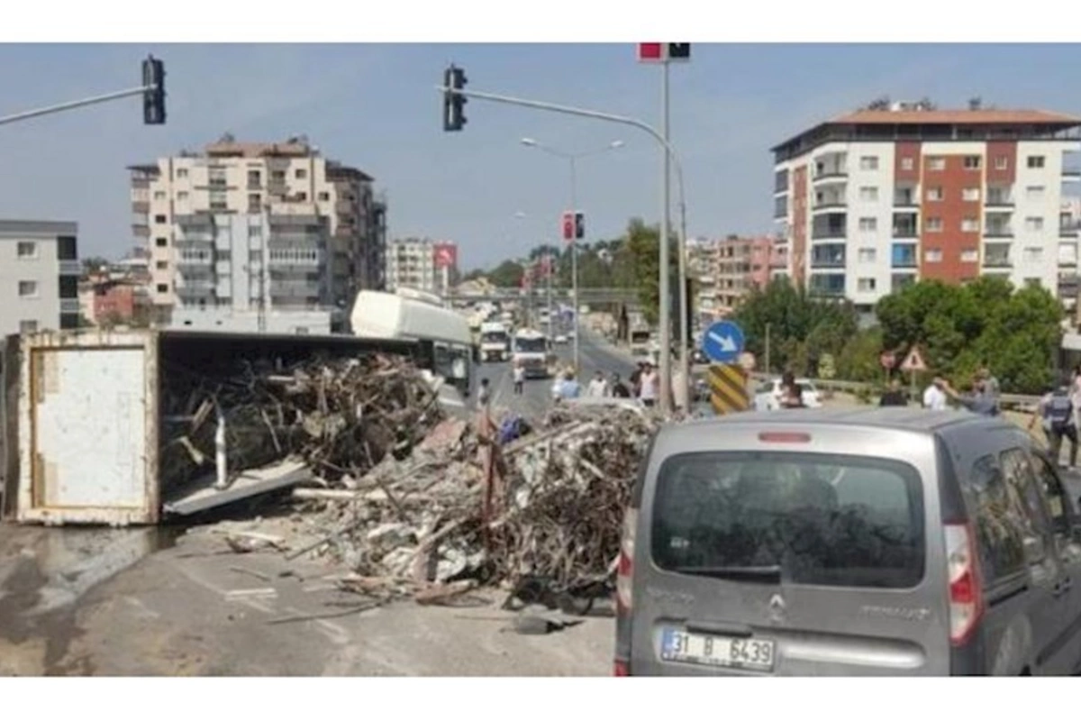 Yük maşını aşdı: Yaralanan var