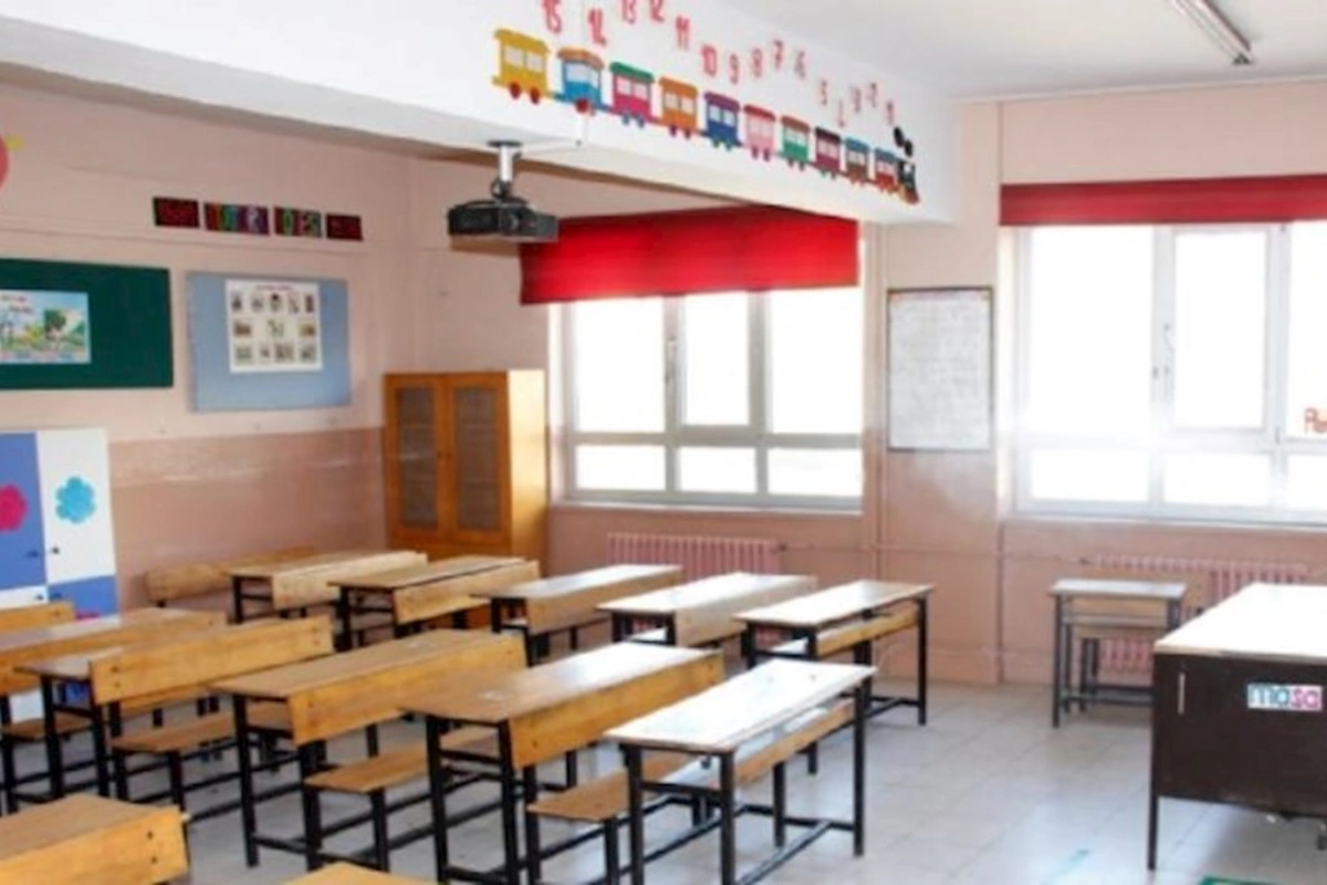 İşdən çıxarılan müəllimin yerinə dərs keçən yoxdur? — Rəsmi