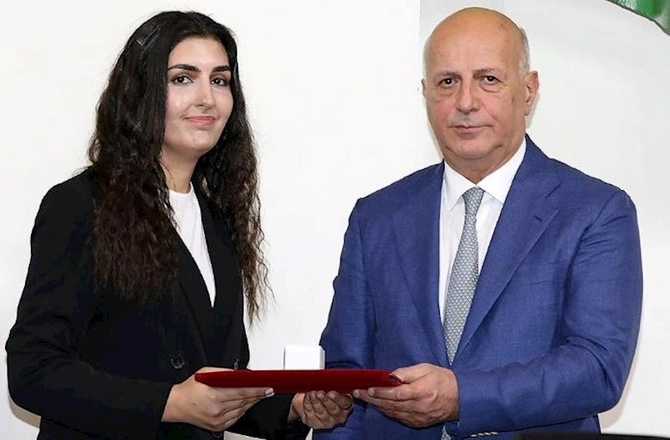 “İlin peşəkar gənci” adına layiq görülmüş gənclər mükafatlandırıldı — FOTOLAR “İlin peşəkar gənci” adına layiq görülmüş gənclər mükafatlandırıldı — FOTOLAR