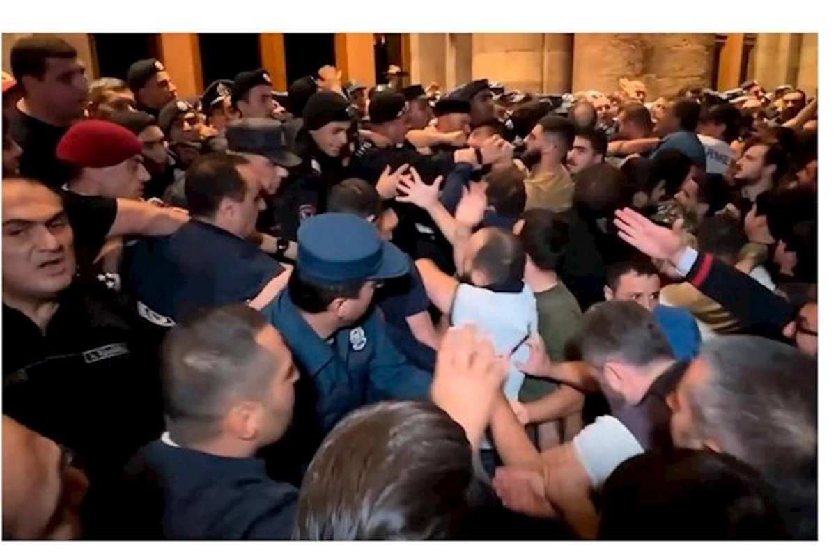İrəvanda polis etirazçılara qarşı səs qumbaralarından istifadə etməyə başlayıb