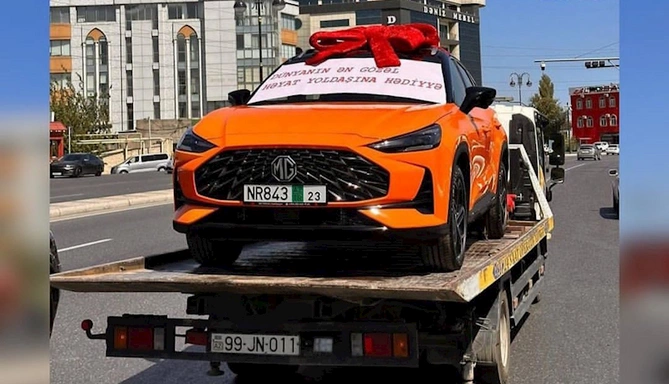 Bakıda xanımına lüks avtomobil alan bu məşhur imiş — FOTOLAR