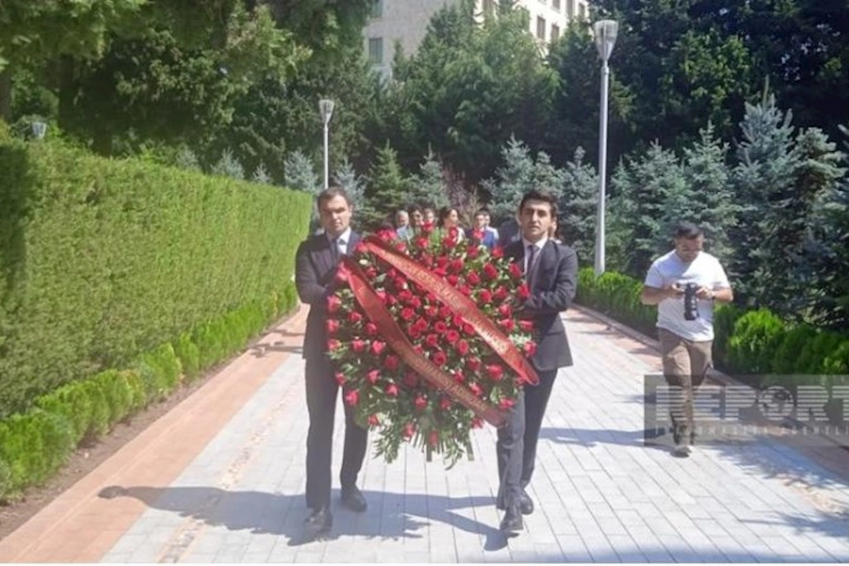 İƏT nümayəndə heyəti Fəxri və Şəhidlər xiyabanlarını ziyarət edib
