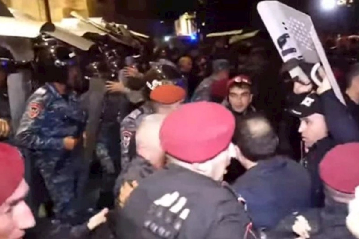 İrəvanda nümayişçilərlə polis arasında toqquşmalar başlayıb, saxlanılanlar var