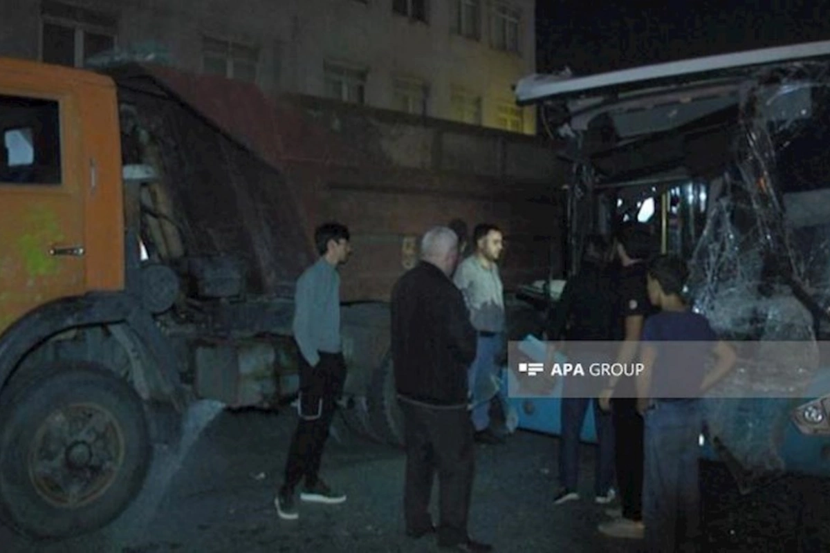 Bakıda avtobus “KamAZ”a çırpılıb, xəsarət alan var — FOTO